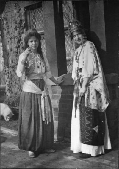 Helen Campbell in costume L90 272 resized